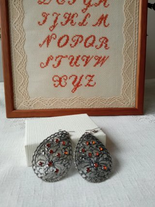 Pendientes vintage plateados con detalles dorados