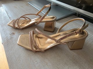 Sandalias doradas Primadonna pedrería