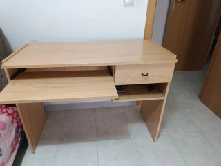 Escritorio de madera con cajón y bandeja