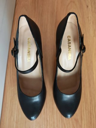 Zapatos de tacón negros con tira