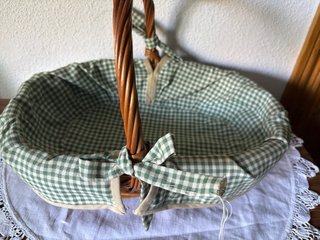 Cesta de mimbre ovalada con asa