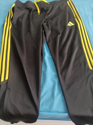 Pantalones Adidas negros y amarillos