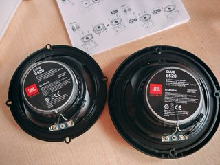 Altavoces coche negros y marrones