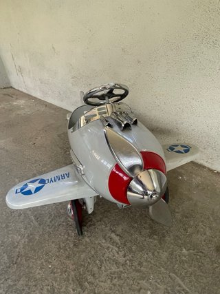 Avión a pedales con detalles