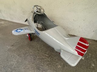 Avión a pedales con detalles