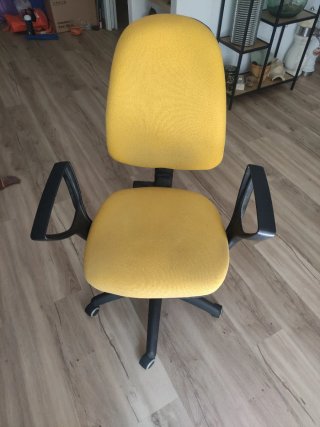 Silla de oficina amarilla y negra