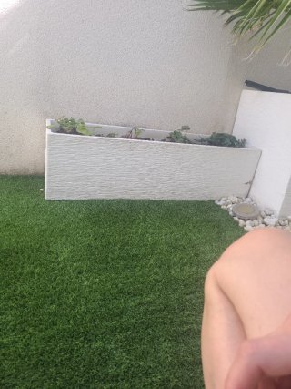 Jardinera de piedra blanca.  Algo negociable.