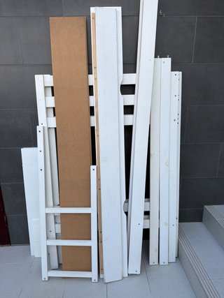 Litera blanca con cama nido y cajonera con ruedas.