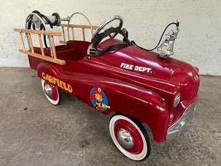 Camión de bomberos a pedales Garfield