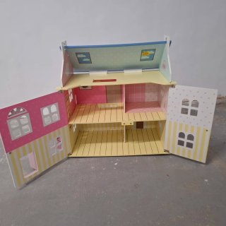 Casa de muñecas de madera