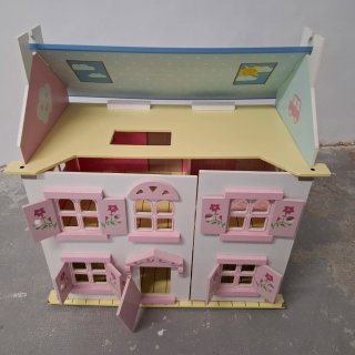 Casa de muñecas de madera