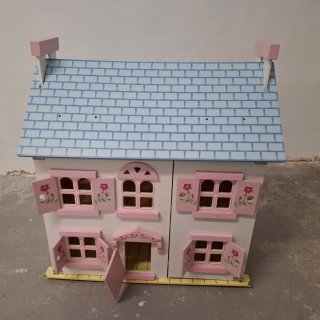 Casa de muñecas de madera