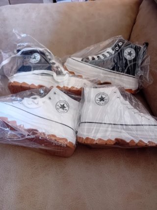 Un Par Converse Chuck Taylor Plataforma