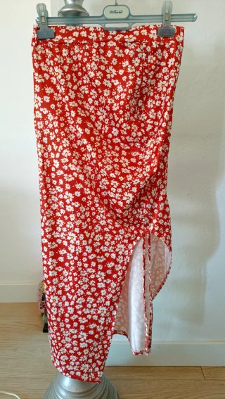 Falda floral naranja y blanca