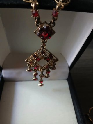 Conjunto collar y pendientes con piedras rojas
