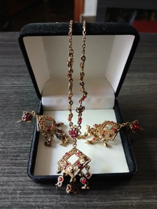 Conjunto collar y pendientes con piedras rojas