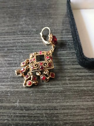 Conjunto collar y pendientes con piedras rojas
