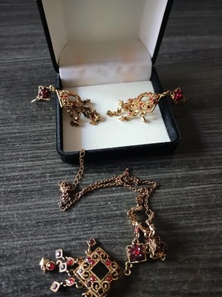 Conjunto collar y pendientes con piedras rojas
