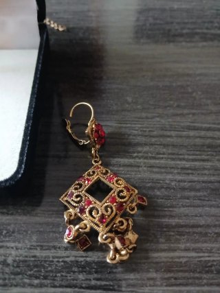 Conjunto collar y pendientes con piedras rojas