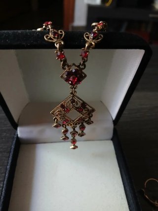 Conjunto collar y pendientes con piedras rojas