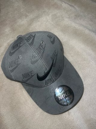 Gorra Nike Gris con Logo Repetido
