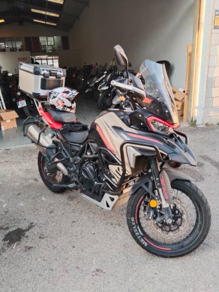 Benelli TRK 702X Adventure Beige/Roja