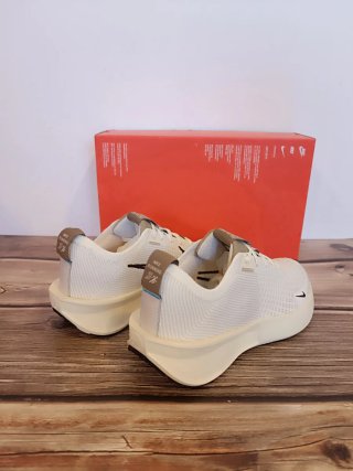 Nike Interact Run Zapatillas Blancas Beige