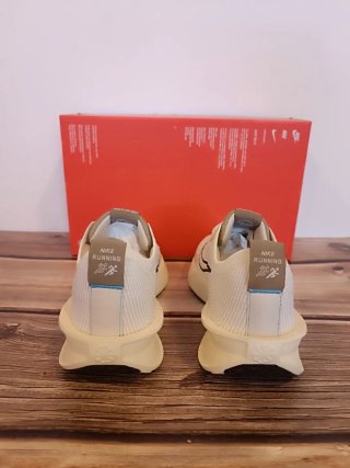 Nike Interact Run Zapatillas Blancas Beige