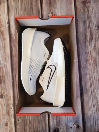 Nike Interact Run Zapatillas Blancas Beige