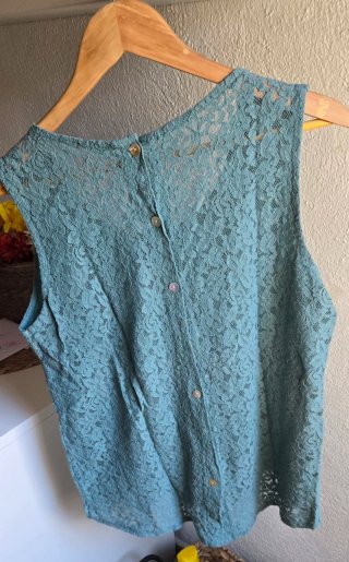 Blusa de tirantes azul con encaje