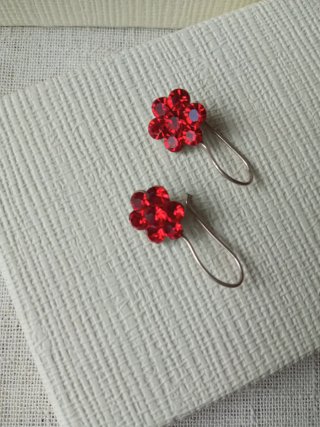 Pendientes de flor con brillos plateados
