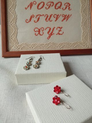 Pendientes de flor con brillos plateados