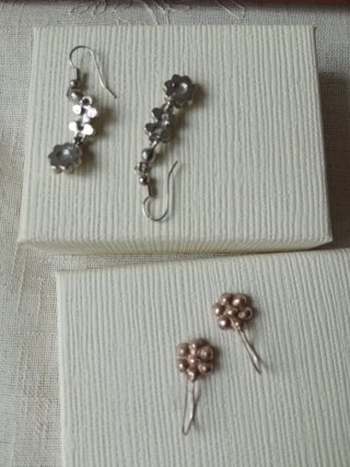 Pendientes de flor con brillos plateados