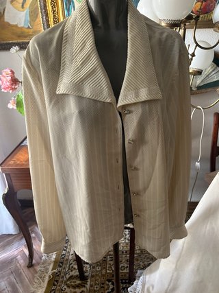 Blusa crema cuello alto con botones muy bonitos
