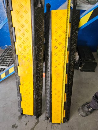 Pasacables de goma amarillo y negro