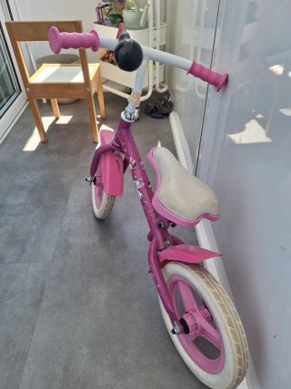 Bicicleta de equilibrio rosa