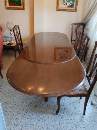 Mesa de madera con 6 sillas