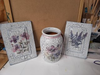 Jarrón de cerámica con flores y 2 cuadros