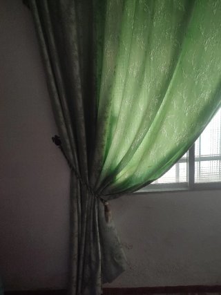 Cortinas verdes con estampado floral