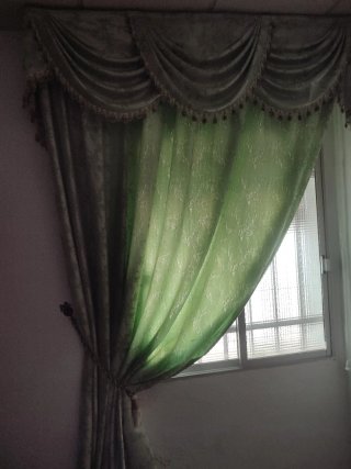Cortinas verdes con estampado floral