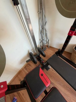 Rack de gimnasio con accesorios