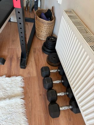 Rack de gimnasio con accesorios