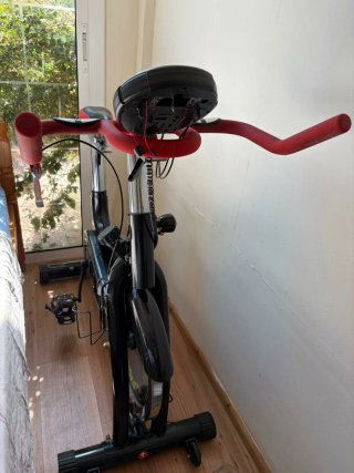 Rack de gimnasio con accesorios