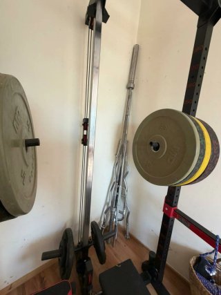 Rack de gimnasio con accesorios