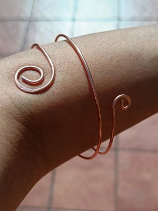 Brazalete o tobillera de cobre con espiral