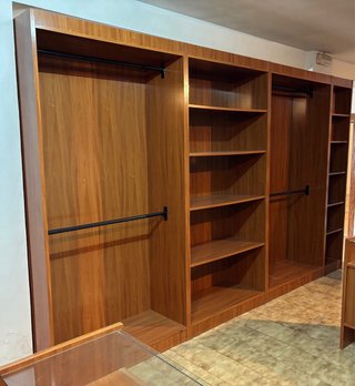 Estanterías, vitrinas y percheros de madera