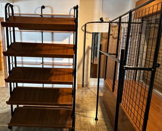 Estanterías, vitrinas y percheros de madera