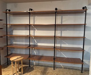 Estanterías, vitrinas y percheros de madera