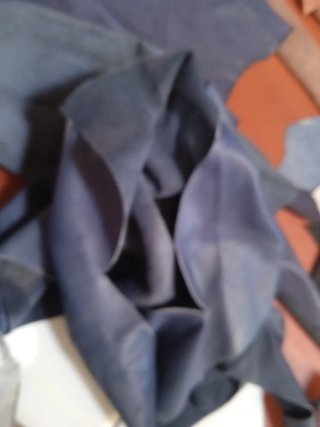 2 Pieles Curtido Vegetal Azul Marino. 22€.