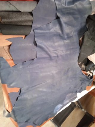2 Pieles Curtido Vegetal Azul Marino. 22€.